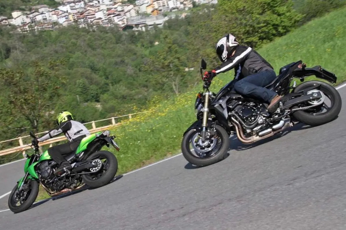 Kawasaki Z750 VS Suzuki GSR 750 (16)