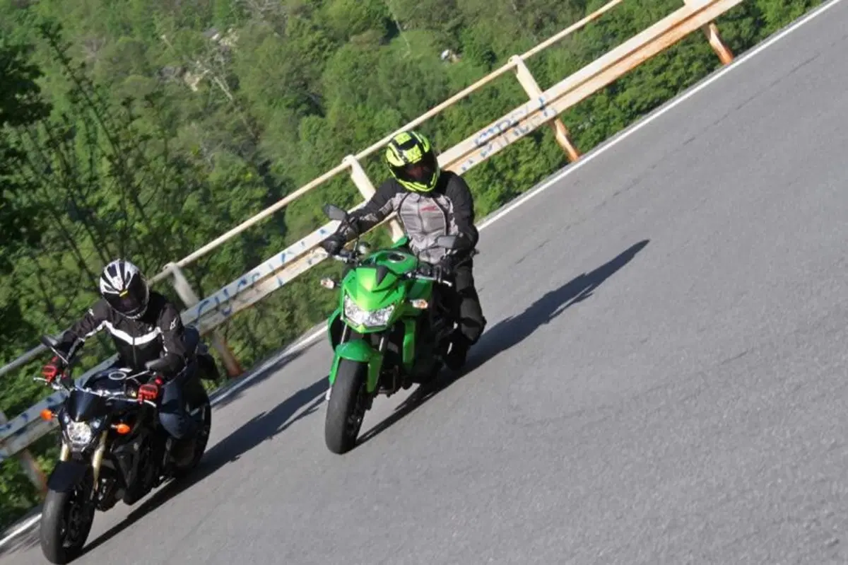 Kawasaki Z750 VS Suzuki GSR 750 (17)