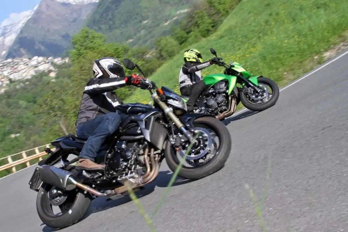 Kawasaki Z750 VS Suzuki GSR 750 (19)