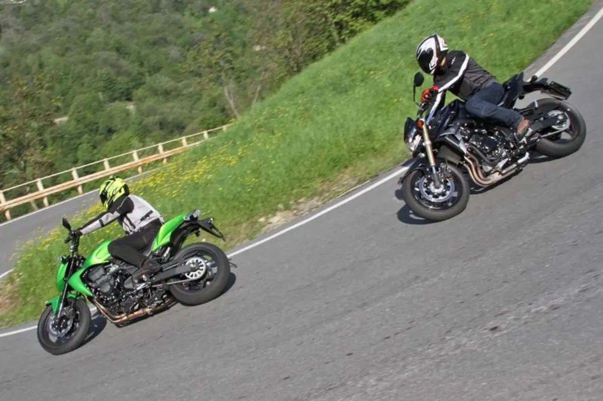 Kawasaki Z750 VS Suzuki GSR 750 (20)