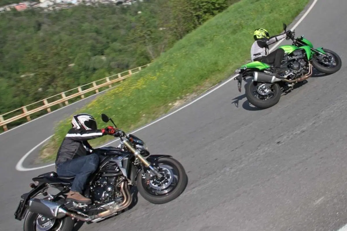Kawasaki Z750 VS Suzuki GSR 750 (21)