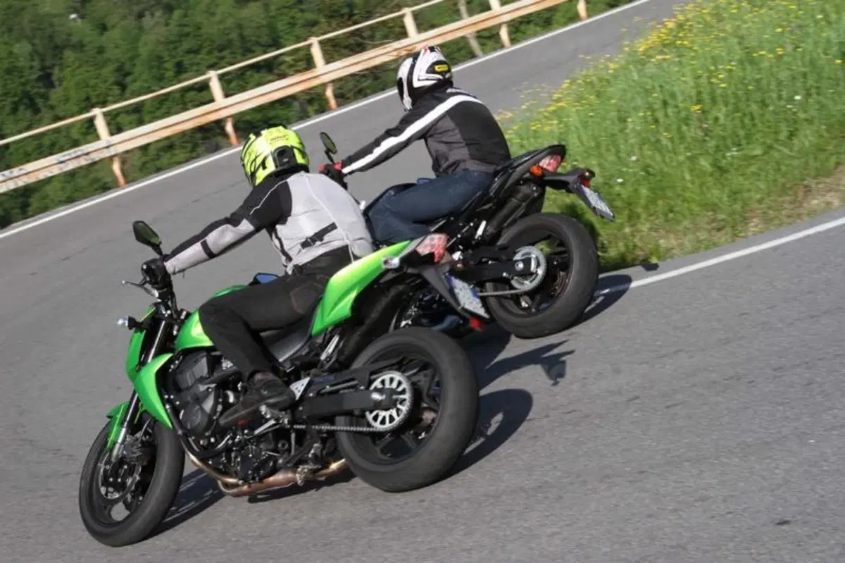 Kawasaki Z750 VS Suzuki GSR 750 (22)