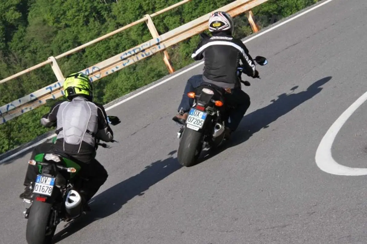 Kawasaki Z750 VS Suzuki GSR 750 (23)