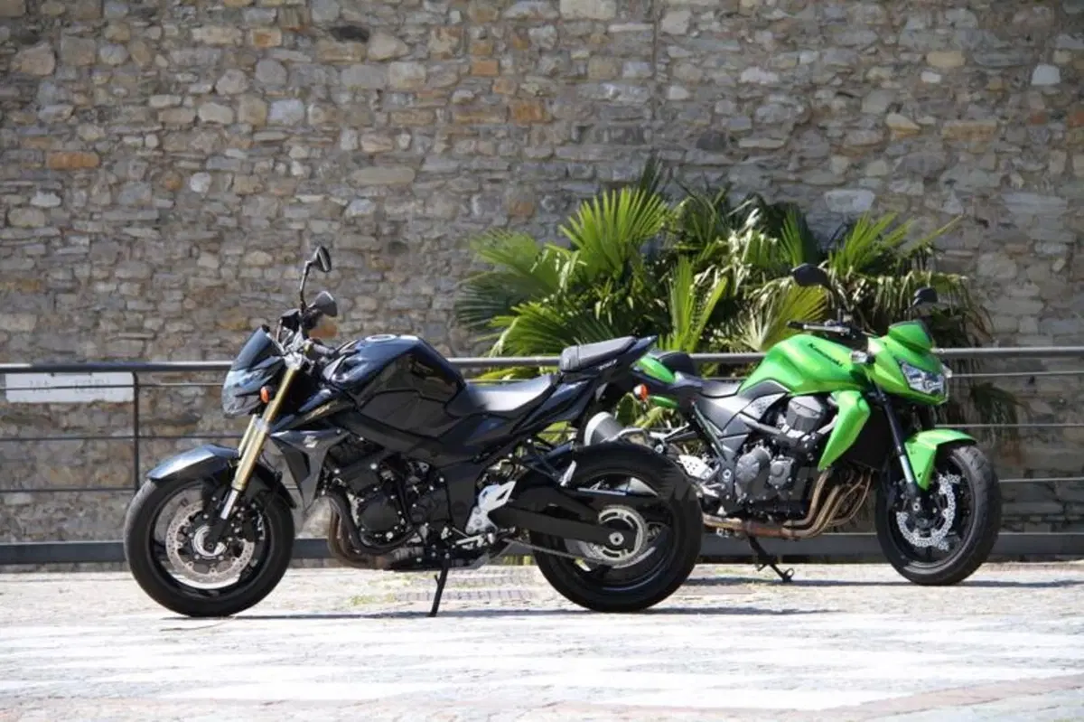 Kawasaki Z750 VS Suzuki GSR 750 (27)