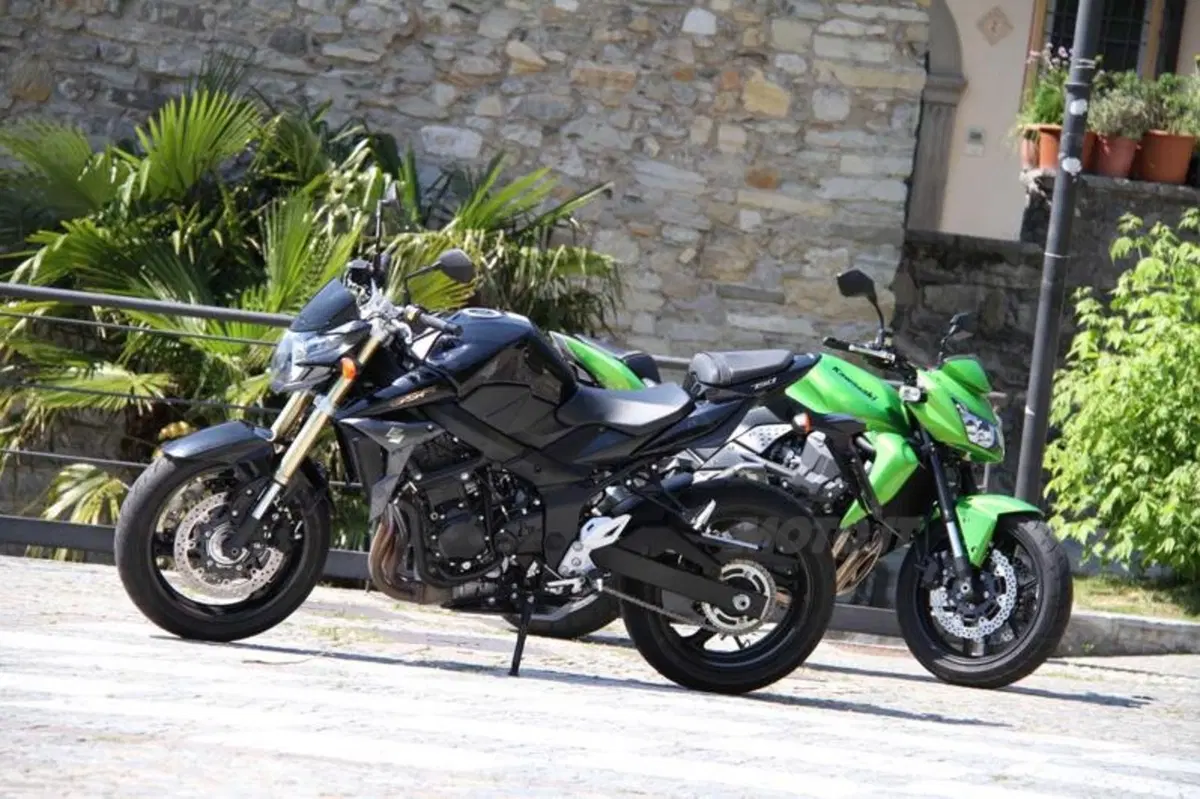 Kawasaki Z750 VS Suzuki GSR 750 (28)