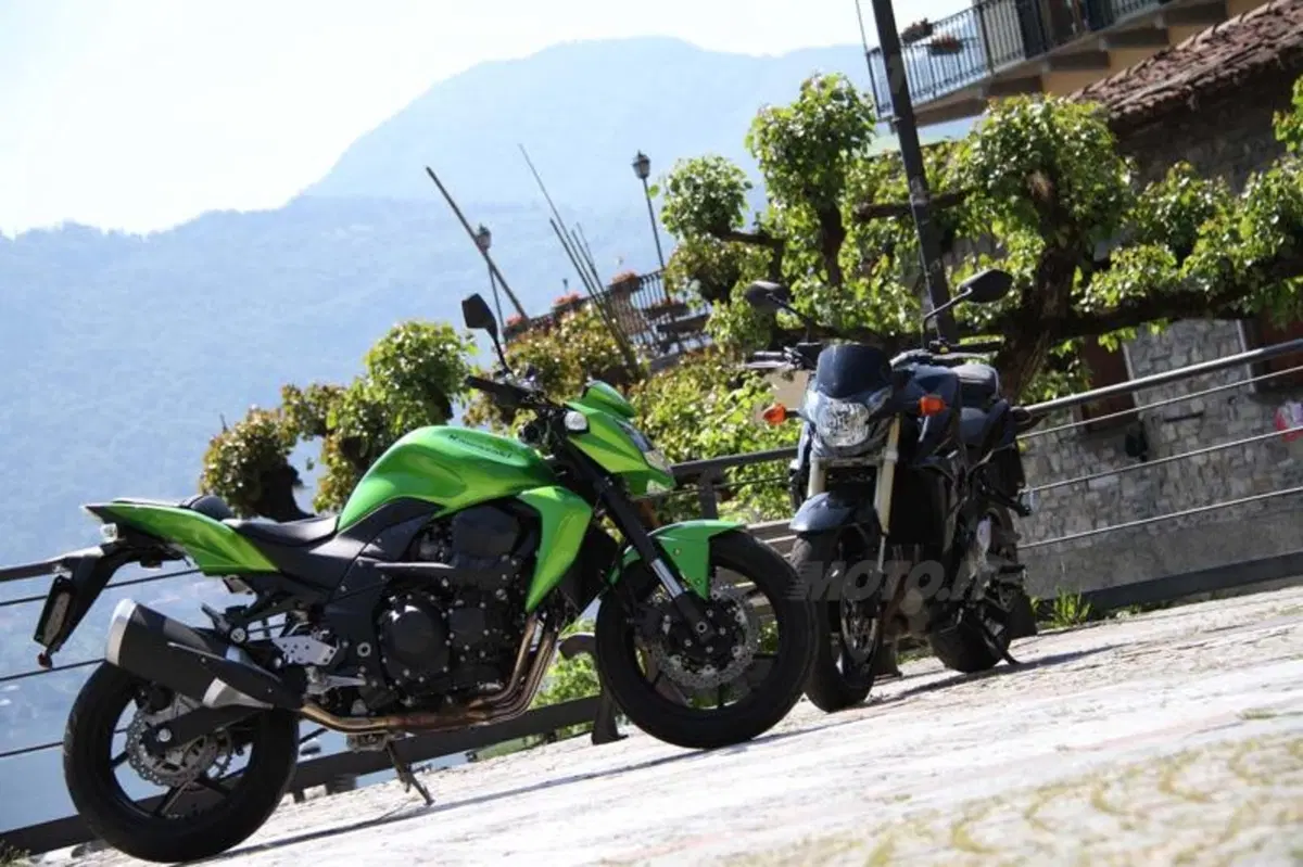 Kawasaki Z750 VS Suzuki GSR 750 (32)