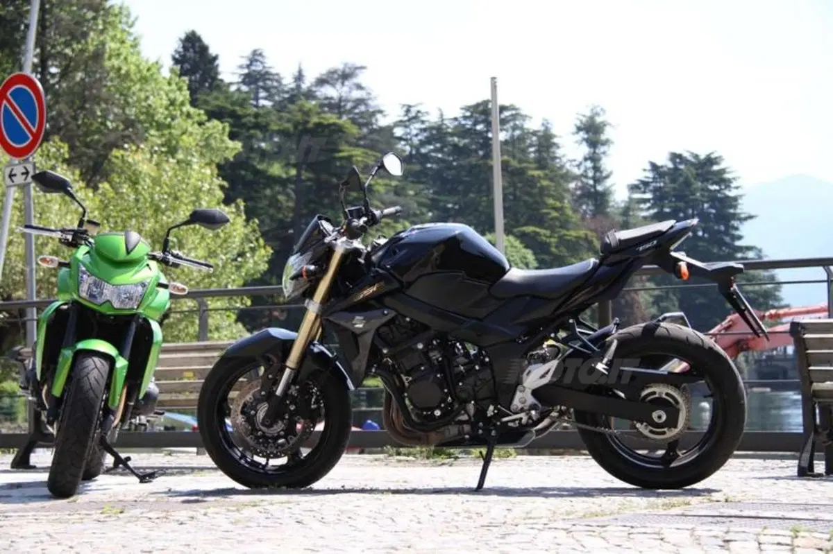 Kawasaki Z750 VS Suzuki GSR 750 (35)