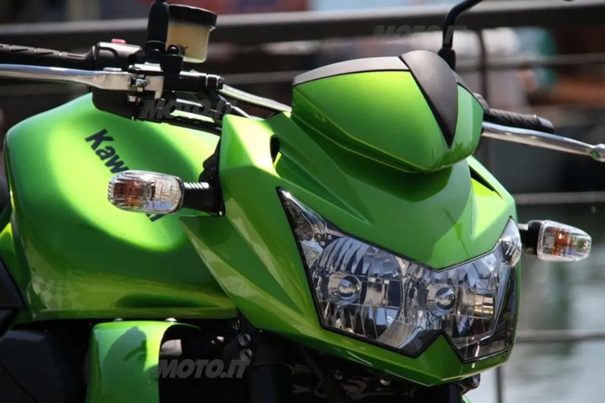 Kawasaki Z750 VS Suzuki GSR 750 (37)
