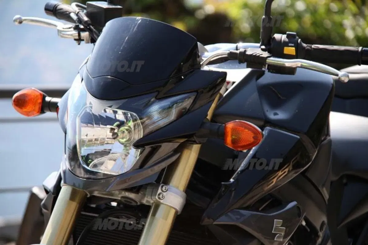 Kawasaki Z750 VS Suzuki GSR 750 (38)