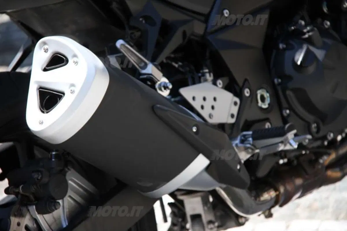 Kawasaki Z750 VS Suzuki GSR 750 (40)