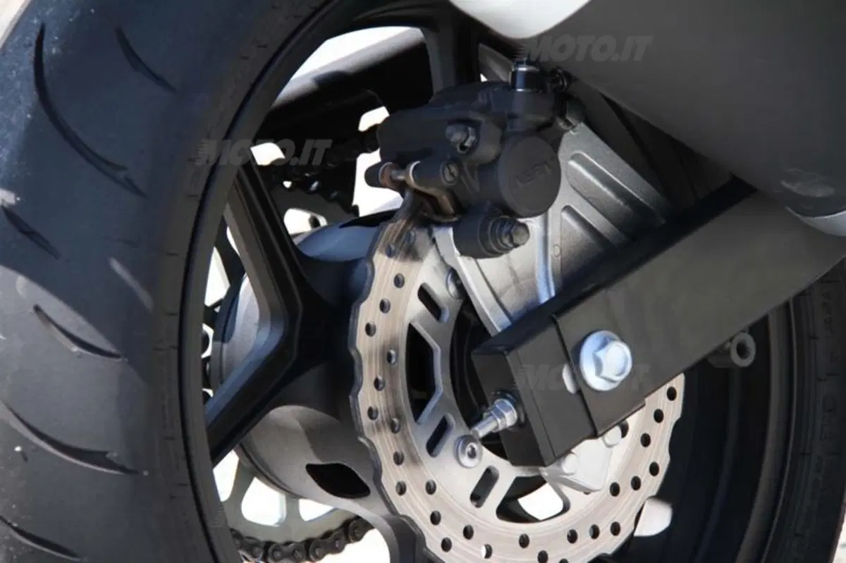 Kawasaki Z750 VS Suzuki GSR 750 (41)