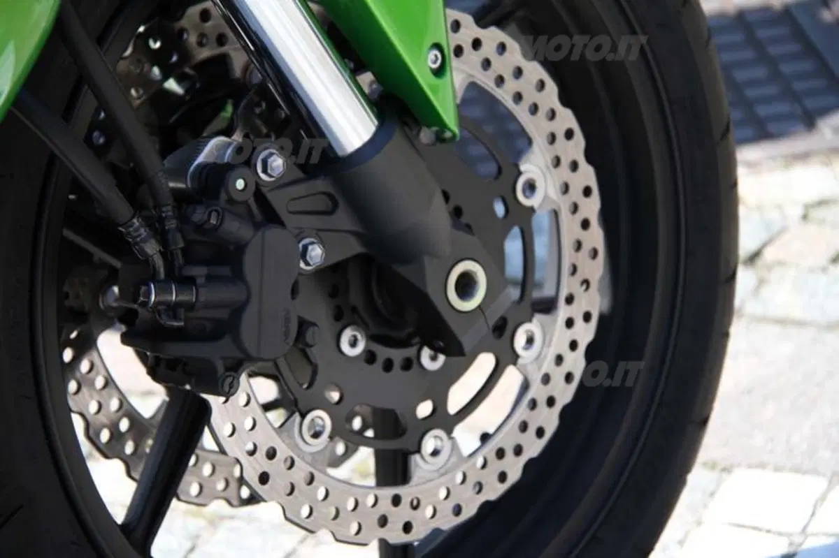 Kawasaki Z750 VS Suzuki GSR 750 (42)