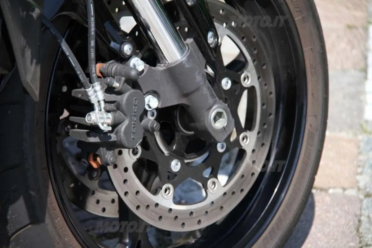 Kawasaki Z750 VS Suzuki GSR 750 (44)