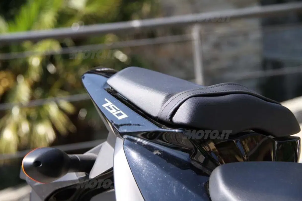 Kawasaki Z750 VS Suzuki GSR 750 (46)
