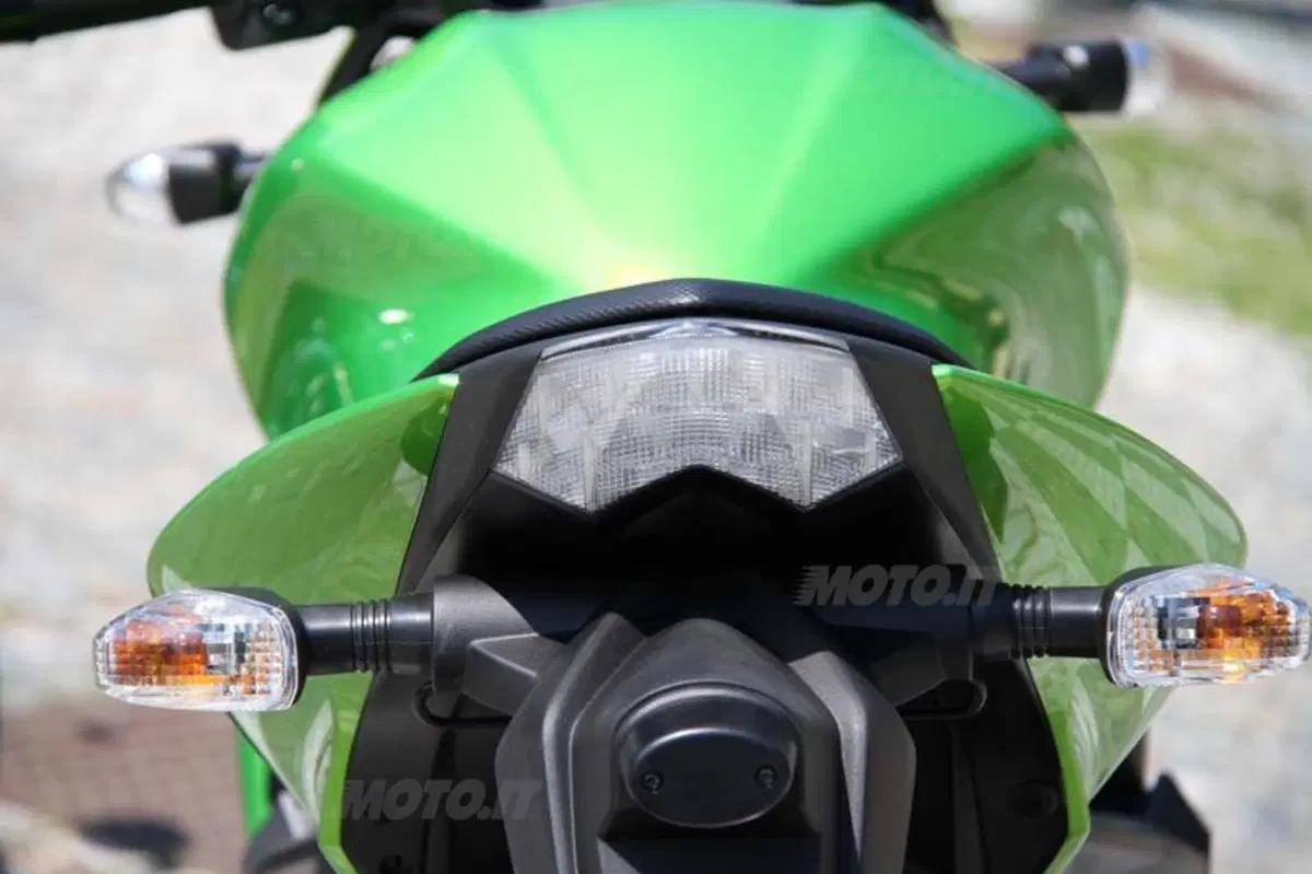 Kawasaki Z750 VS Suzuki GSR 750 (47)