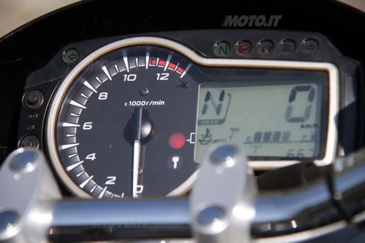 Kawasaki Z750 VS Suzuki GSR 750 (48)
