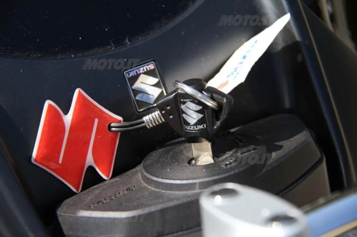 Kawasaki Z750 VS Suzuki GSR 750 (49)