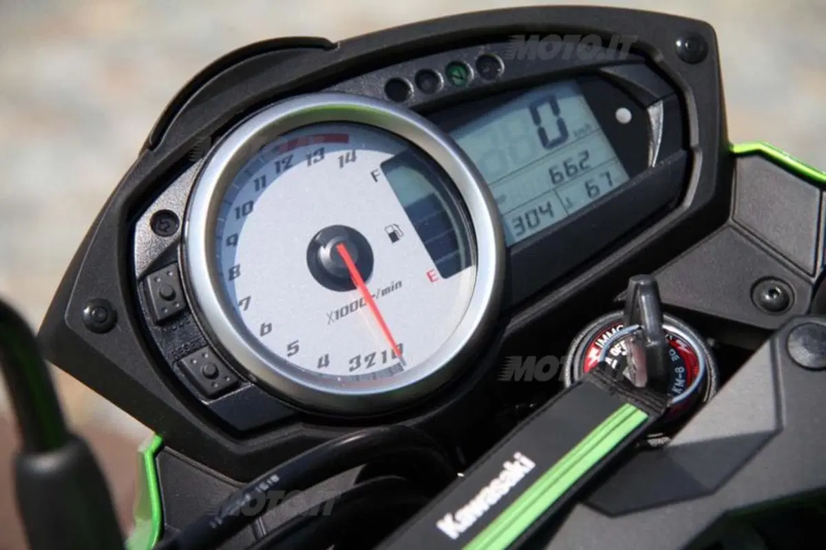 Kawasaki Z750 VS Suzuki GSR 750 (50)