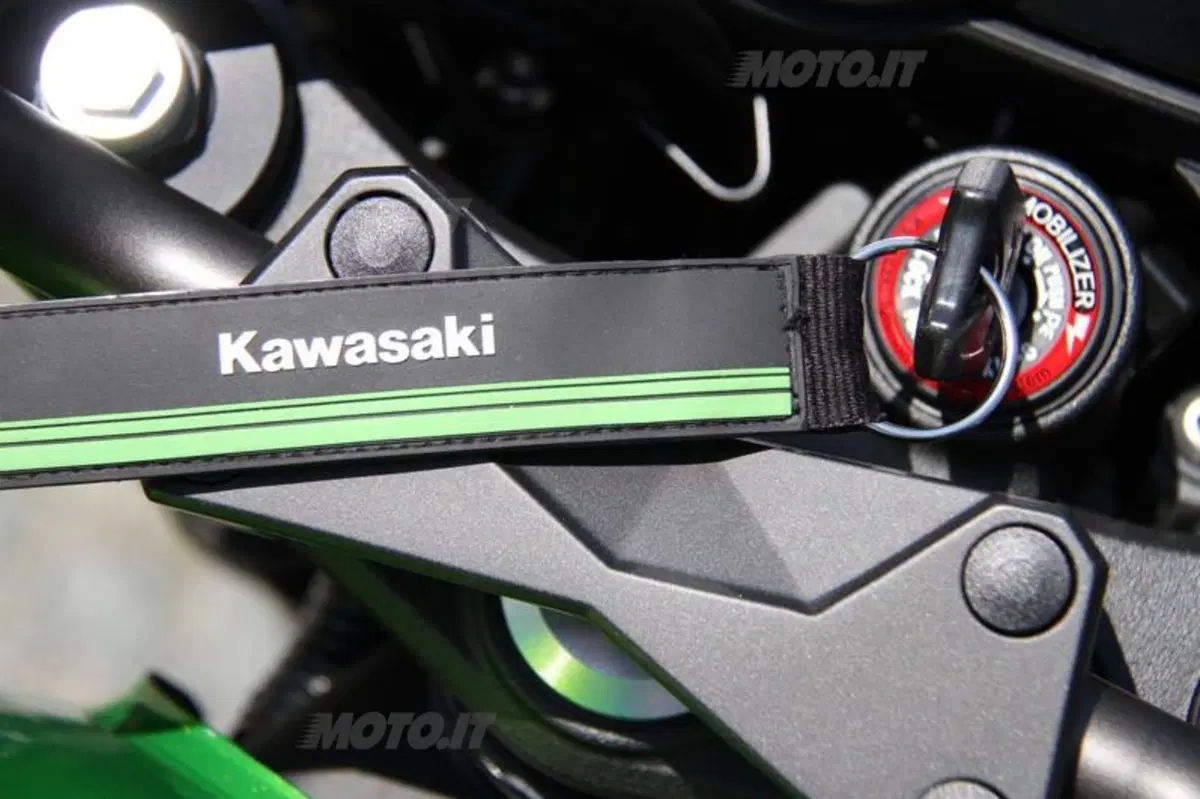 Kawasaki Z750 VS Suzuki GSR 750 (51)