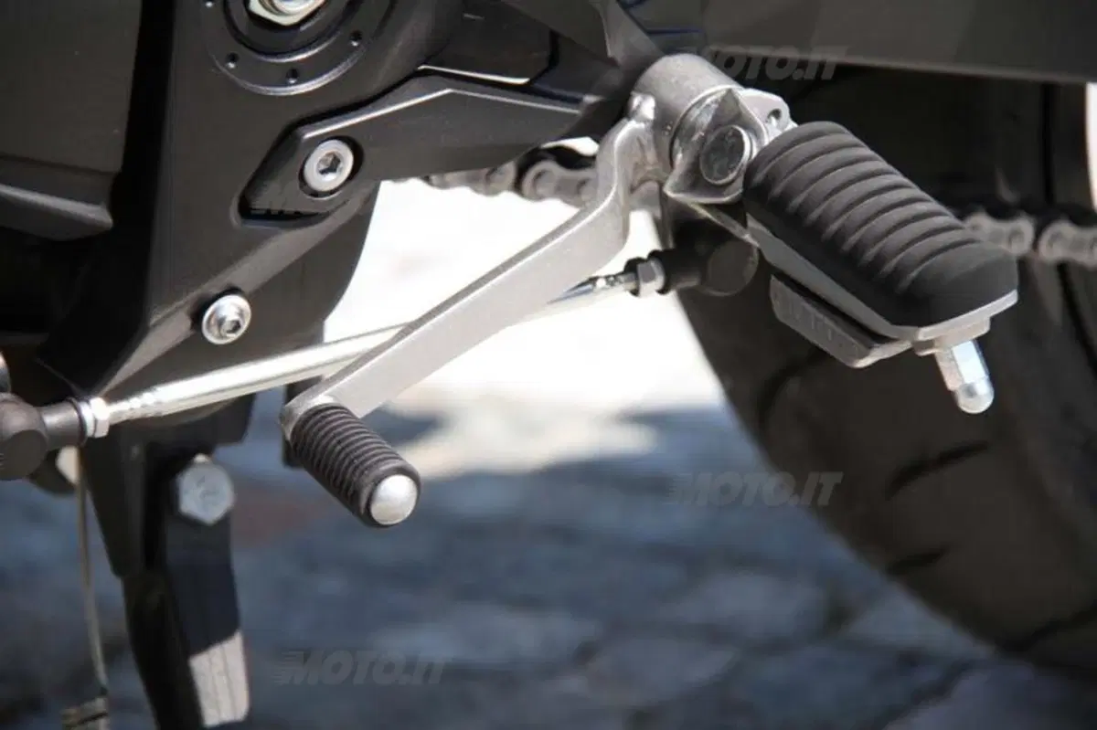 Kawasaki Z750 VS Suzuki GSR 750 (52)