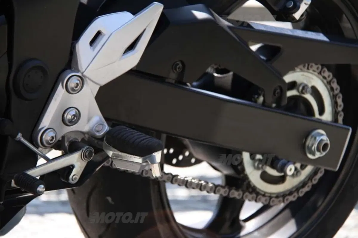 Kawasaki Z750 VS Suzuki GSR 750 (53)