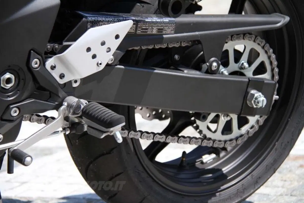 Kawasaki Z750 VS Suzuki GSR 750 (54)