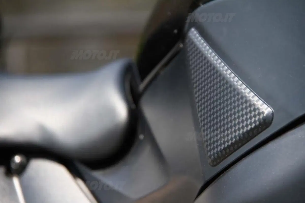 Kawasaki Z750 VS Suzuki GSR 750 (60)