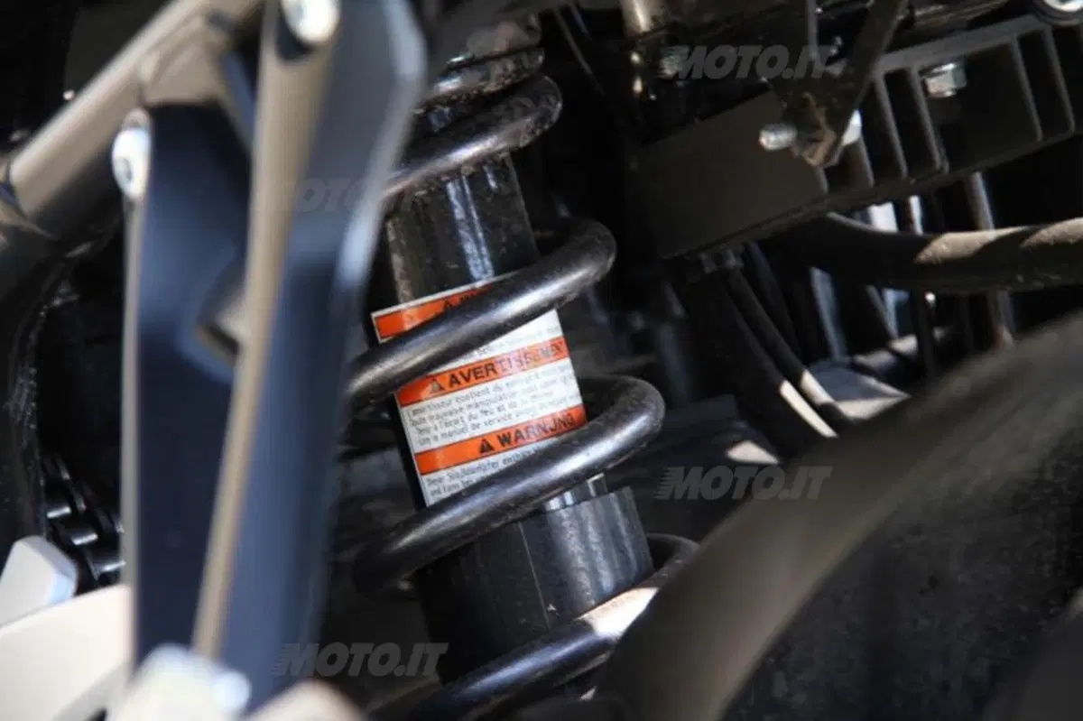 Kawasaki Z750 VS Suzuki GSR 750 (61)