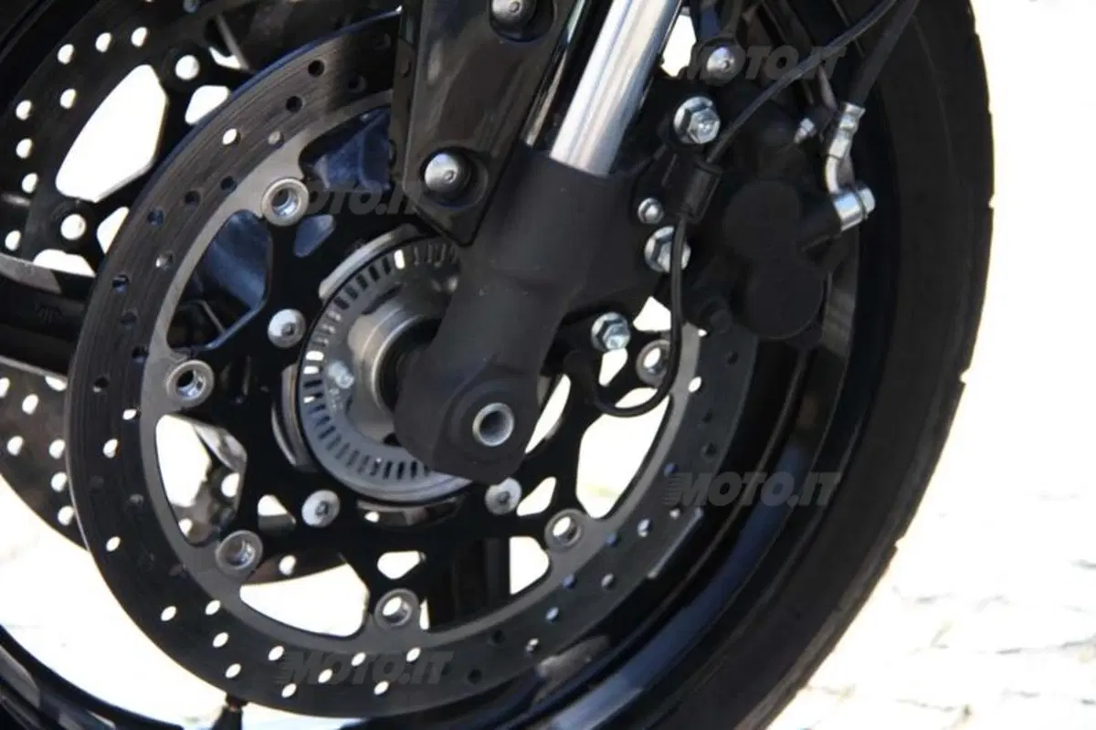 Kawasaki Z750 VS Suzuki GSR 750 (64)