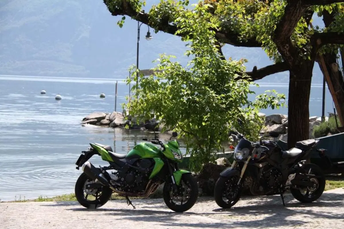 Kawasaki Z750 VS Suzuki GSR 750 (65)