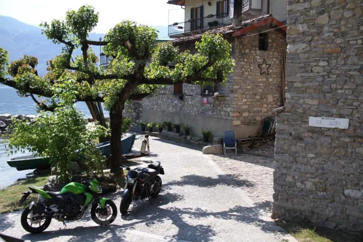 Kawasaki Z750 VS Suzuki GSR 750 (66)