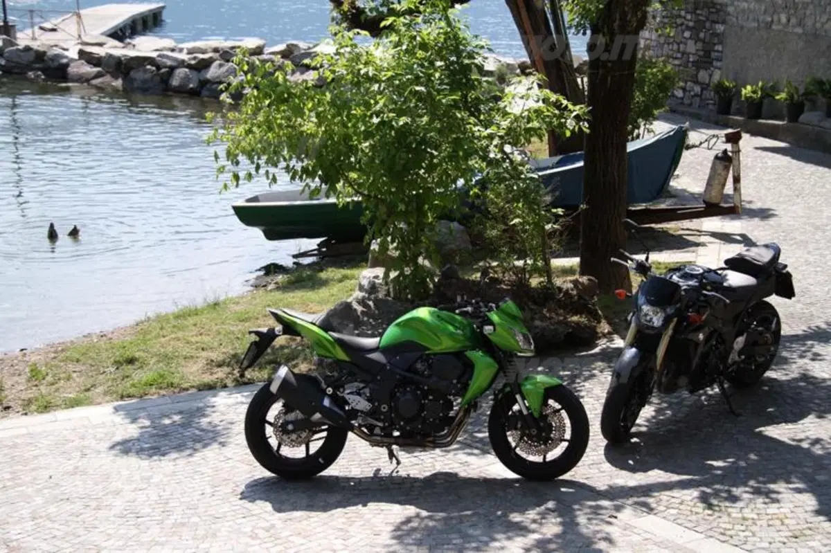 Kawasaki Z750 VS Suzuki GSR 750 (67)