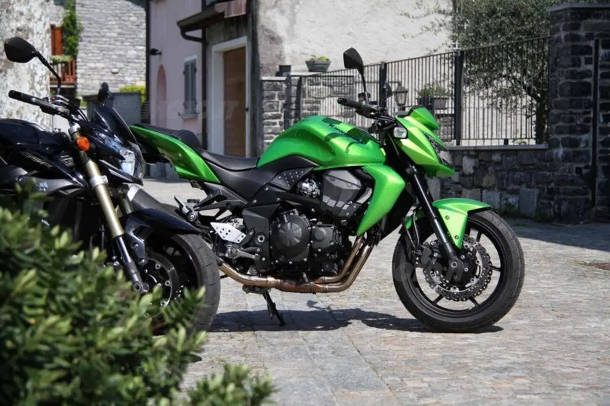 Kawasaki Z750 VS Suzuki GSR 750 (71)