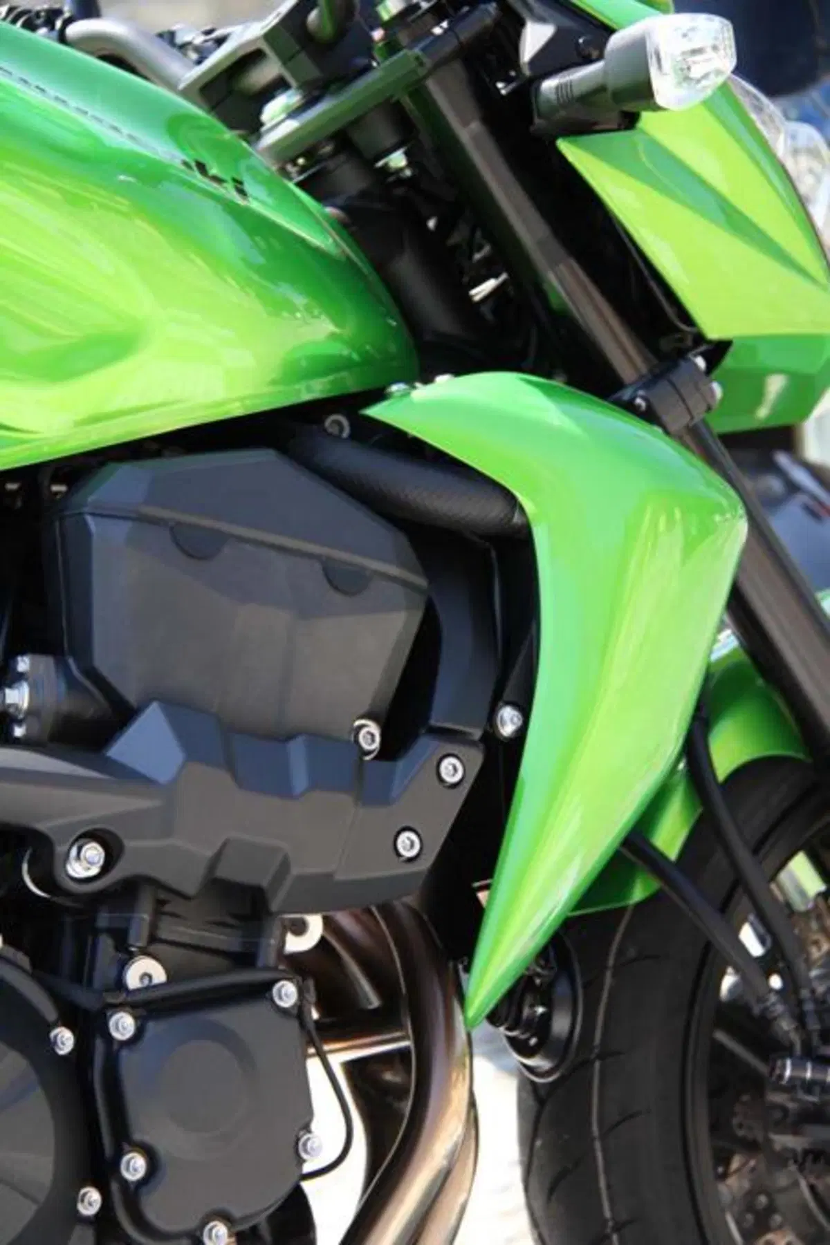Kawasaki Z750 VS Suzuki GSR 750 (74)