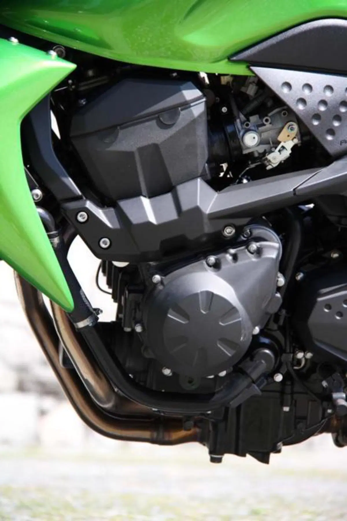 Kawasaki Z750 VS Suzuki GSR 750 (77)