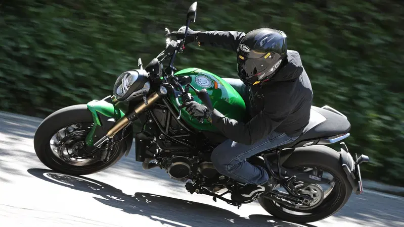 Benelli 752S TEST: pro &amp; contro della nuova nuda di Pesaro
