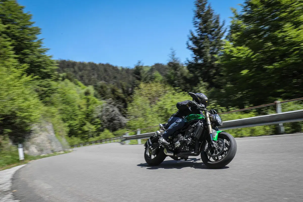 Benelli 752S TEST: pro & contro della nuova nuda di Pesaro