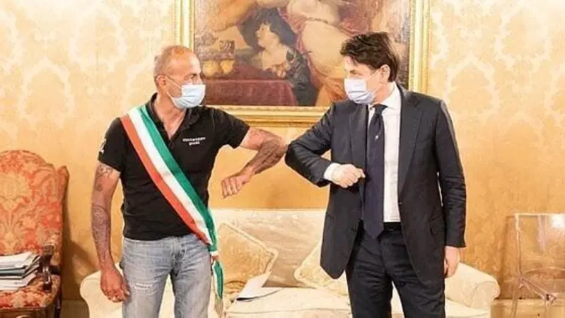 Gilu, il sindaco sull'eBike,&nbsp;&egrave; arrivato a Roma e ha incontrato Conte