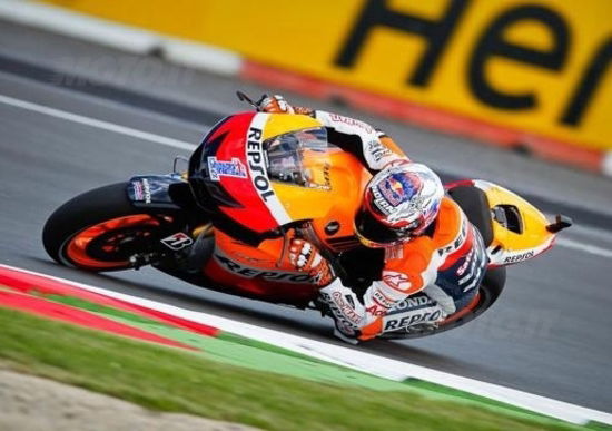 Casey Stoner è il più veloce nelle prove del venerdì a Silverstone