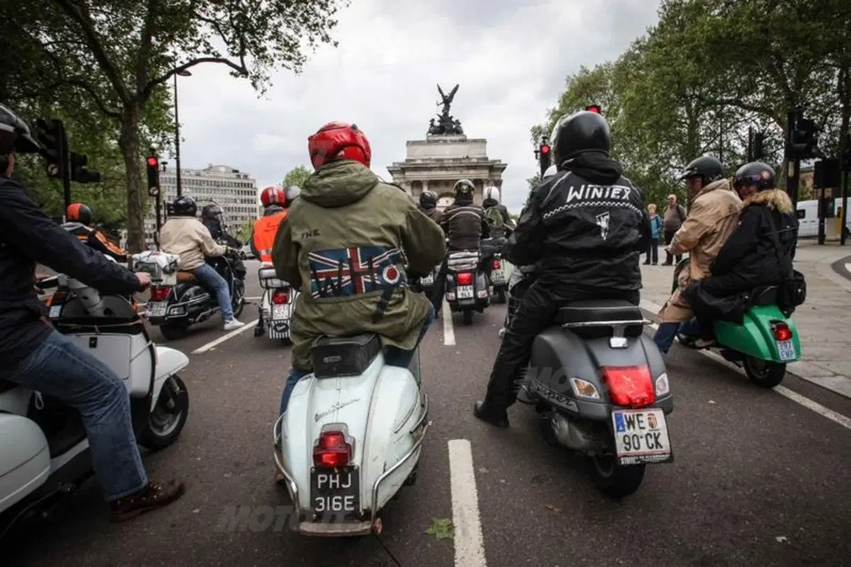 Vespa World Days 2012: è iniziata a Londra la 6a edizione  (2)