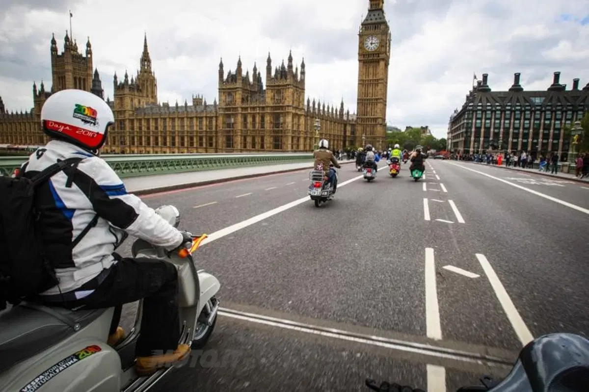 Vespa World Days 2012: è iniziata a Londra la 6a edizione  (3)