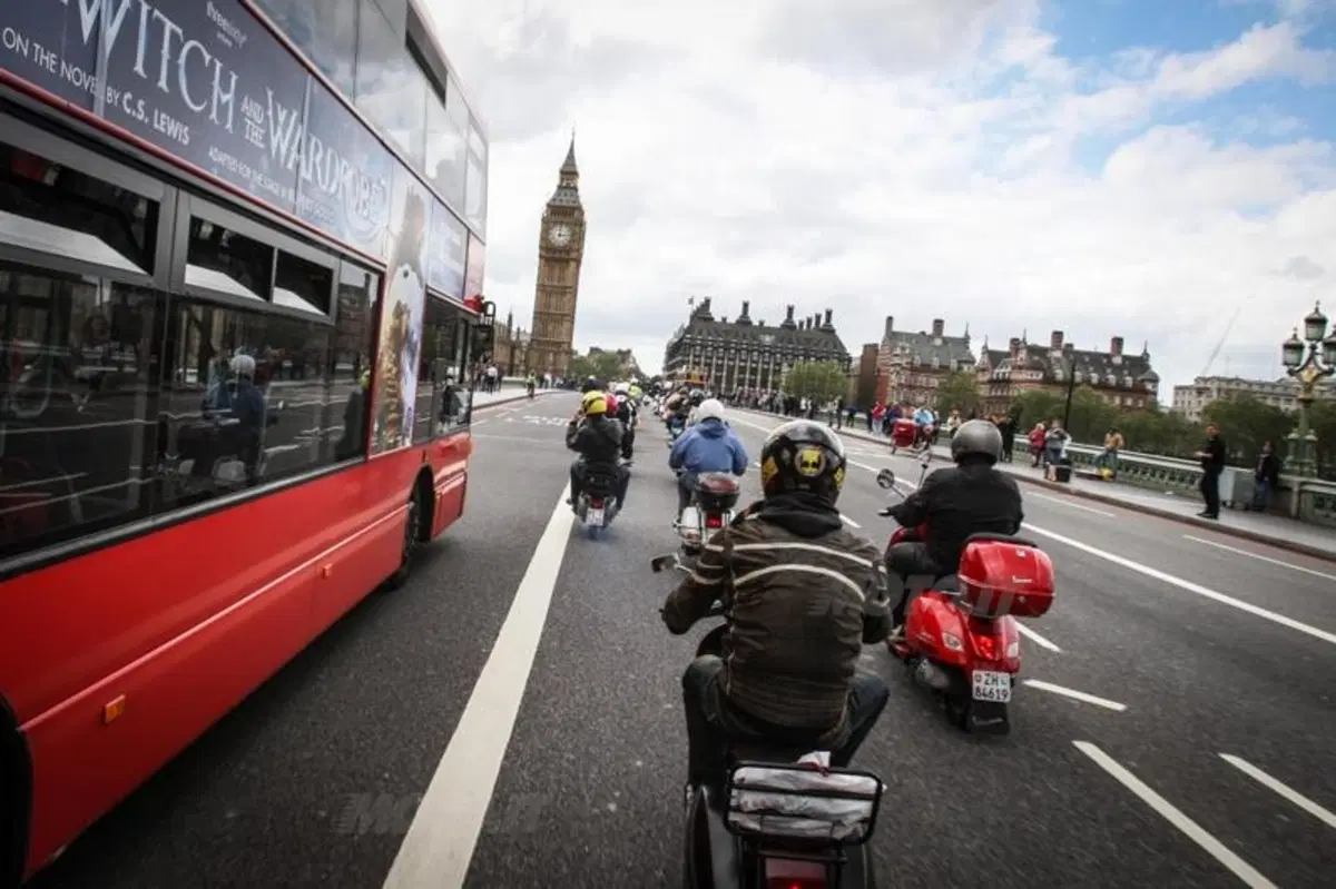Vespa World Days 2012: è iniziata a Londra la 6a edizione  (4)