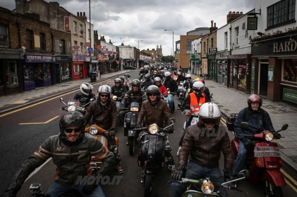 Vespa World Days 2012: è iniziata a Londra la 6a edizione  (5)