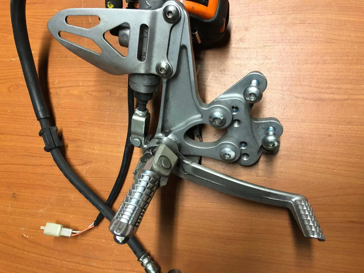 Pedana destra con pompa Suzuki GSX-R 600 750 11-18 (2)