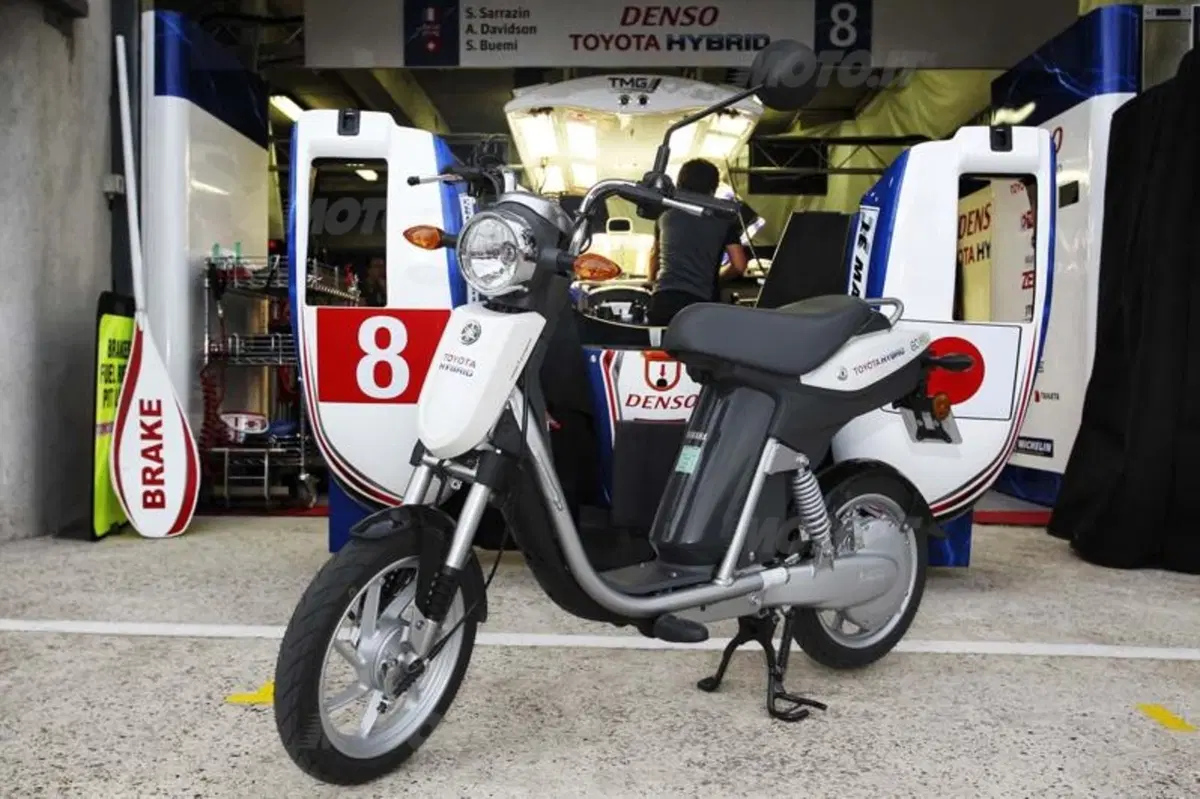Yamaha EC-03: lo scooter di Toyota Racing (2)