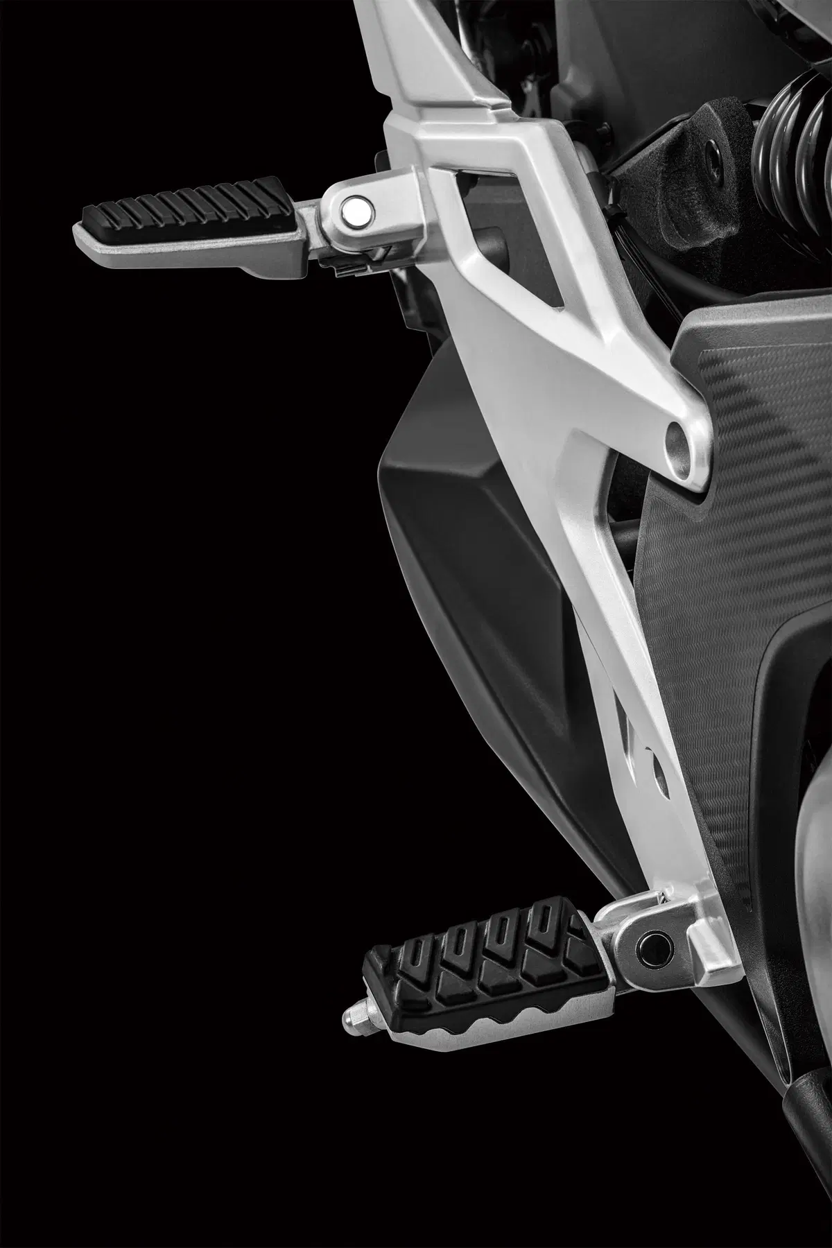 CFMOTO MT 650 ADV: la Crossover facile e versatile (14)