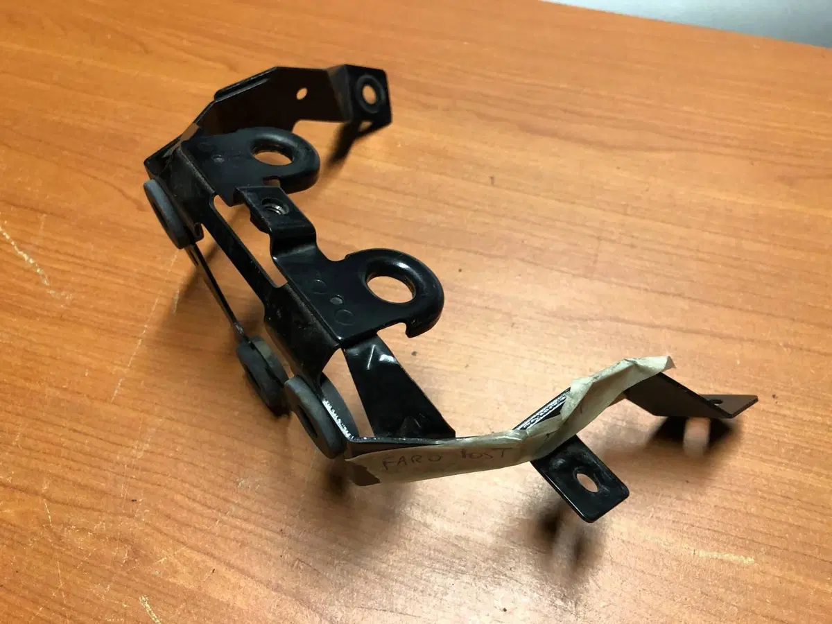 Telaietto supporto faro posteriore Yamaha FZ1 (2)