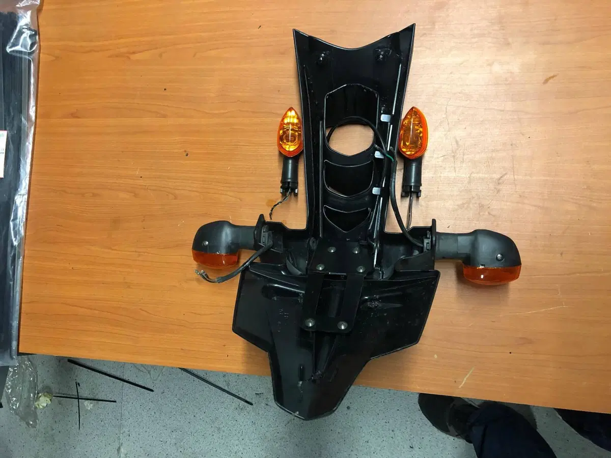 Portatarga originale + 4 frecce Yamaha FZ1 (2)