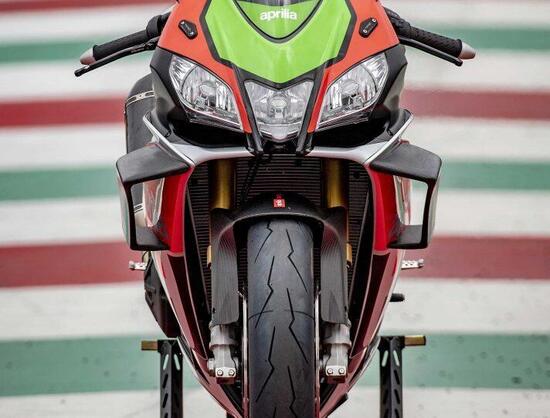 La Aprilia RSV4 RF FW con le ali