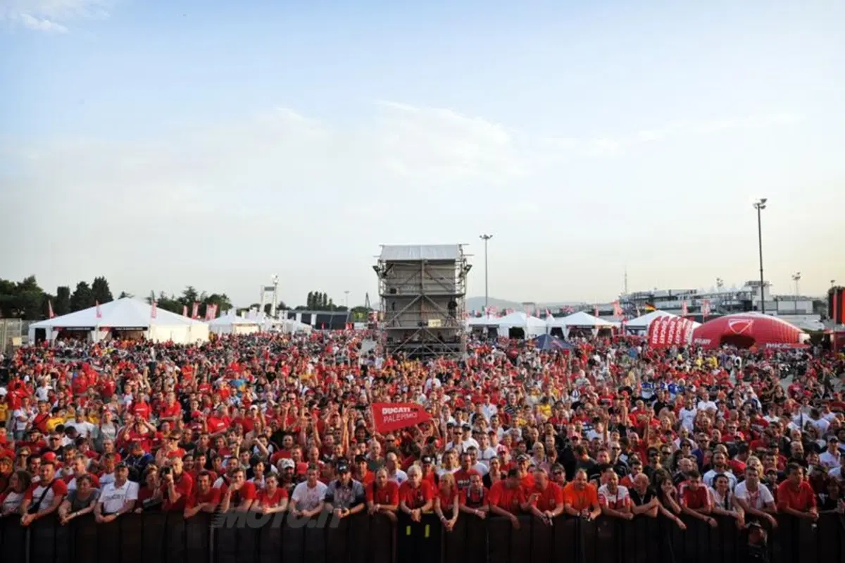WDW 2012, si alza il sipario. Rossi sfiderà Bayliss e Checa con la Diavel!
